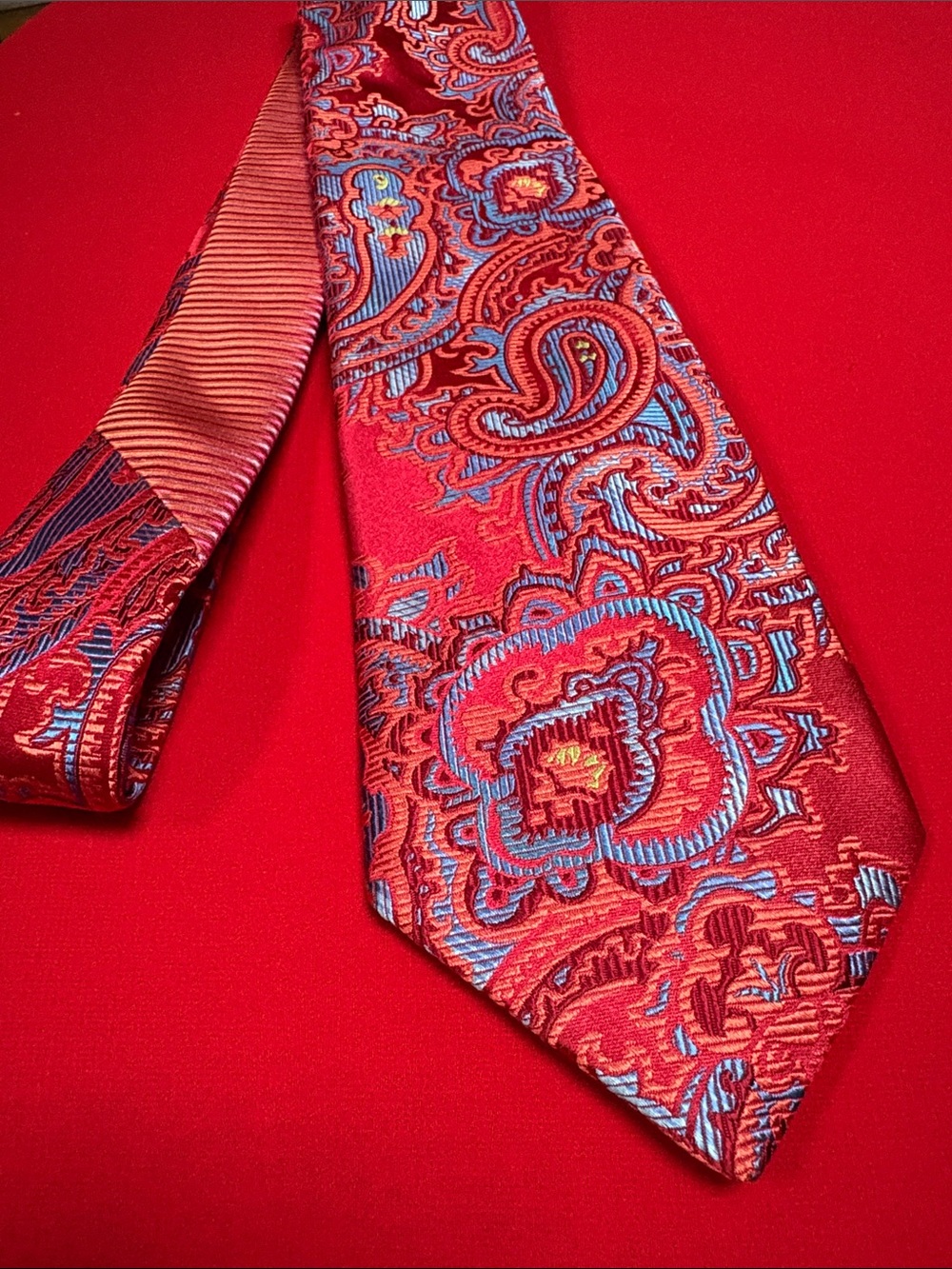 Gorgeous Robert Graham silk paisley tie!!